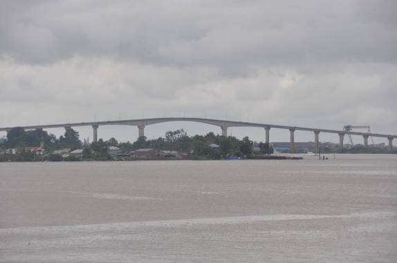 A grande ponte que cruza o rio Suriname, em Paramaribo, no Suriname